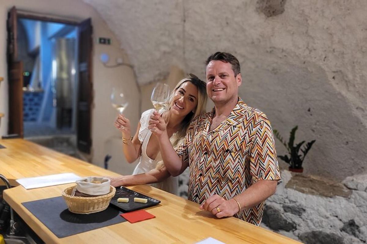 un bărbat și o femeie care țin pahare de vin în mână