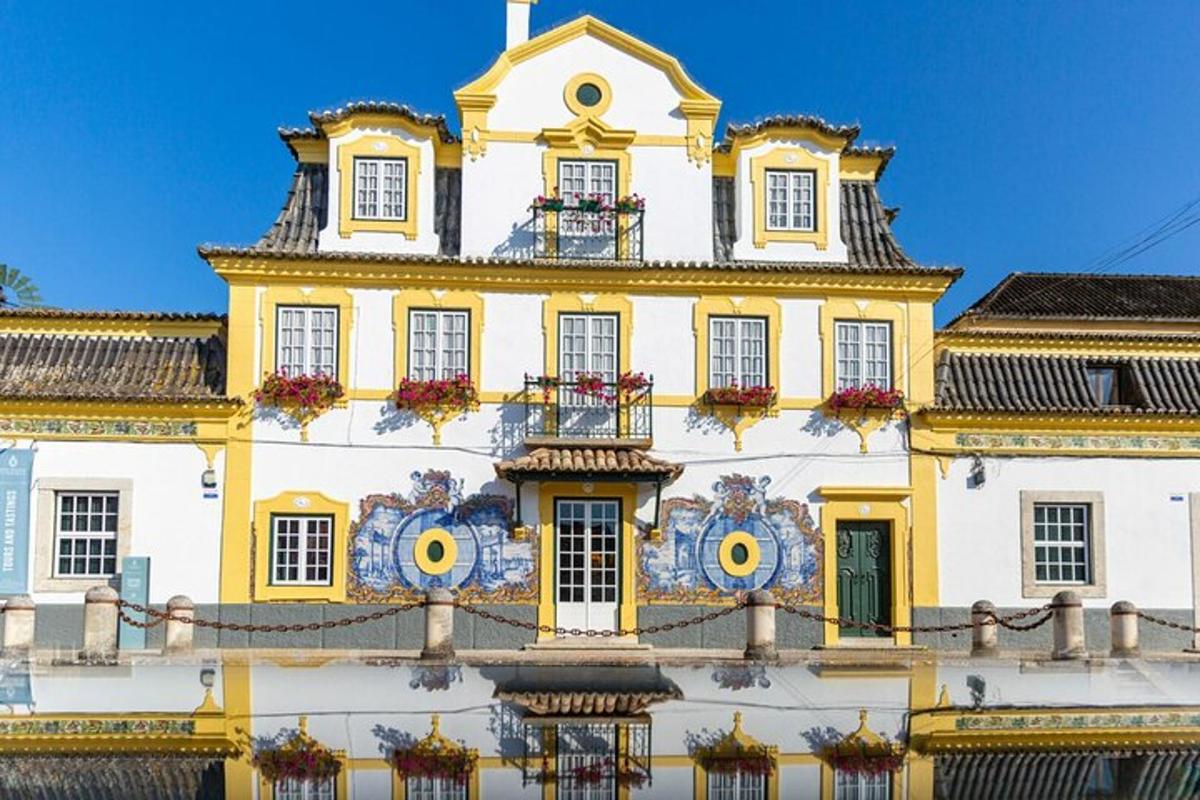 um prédio amarelo e branco com um relógio