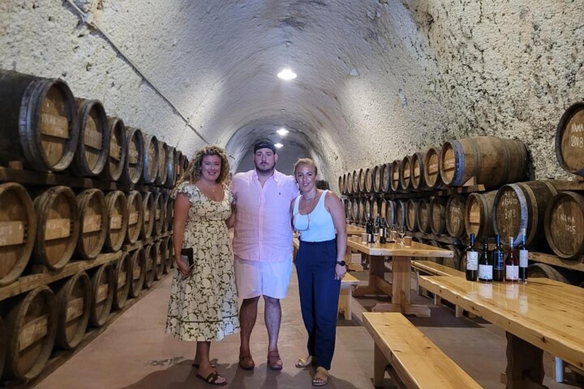 un grup de oameni care stăteau într-o pivniță de vinuri