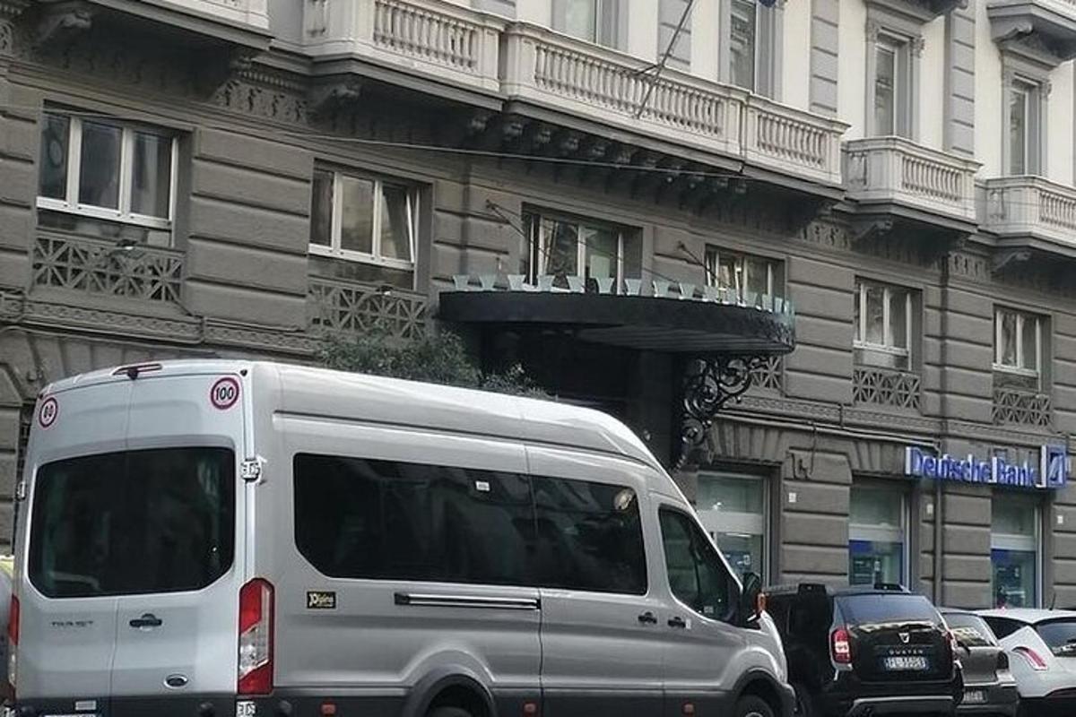 bílá dodávka zaparkovaná před budovou