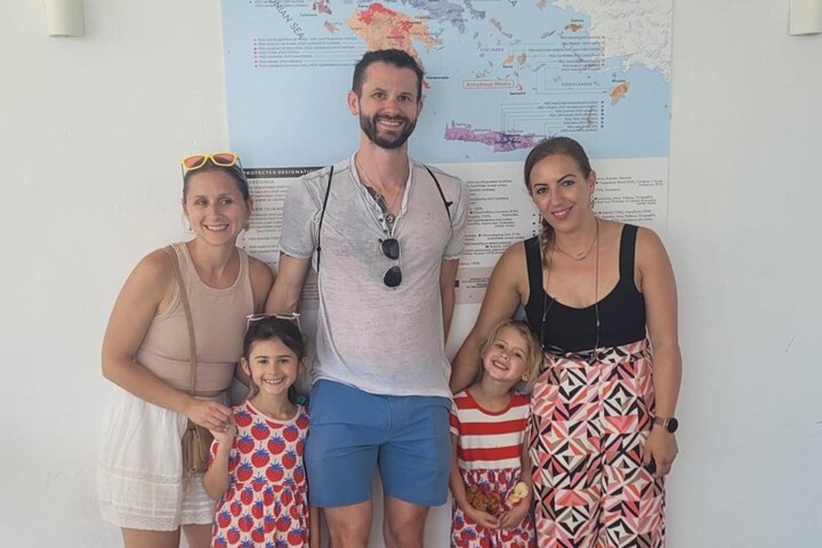 un bărbat și familia sa pozând pentru o fotografie