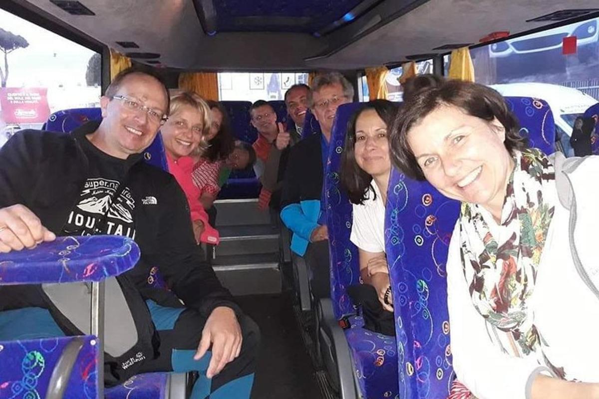 grupp inimesi istub bussis