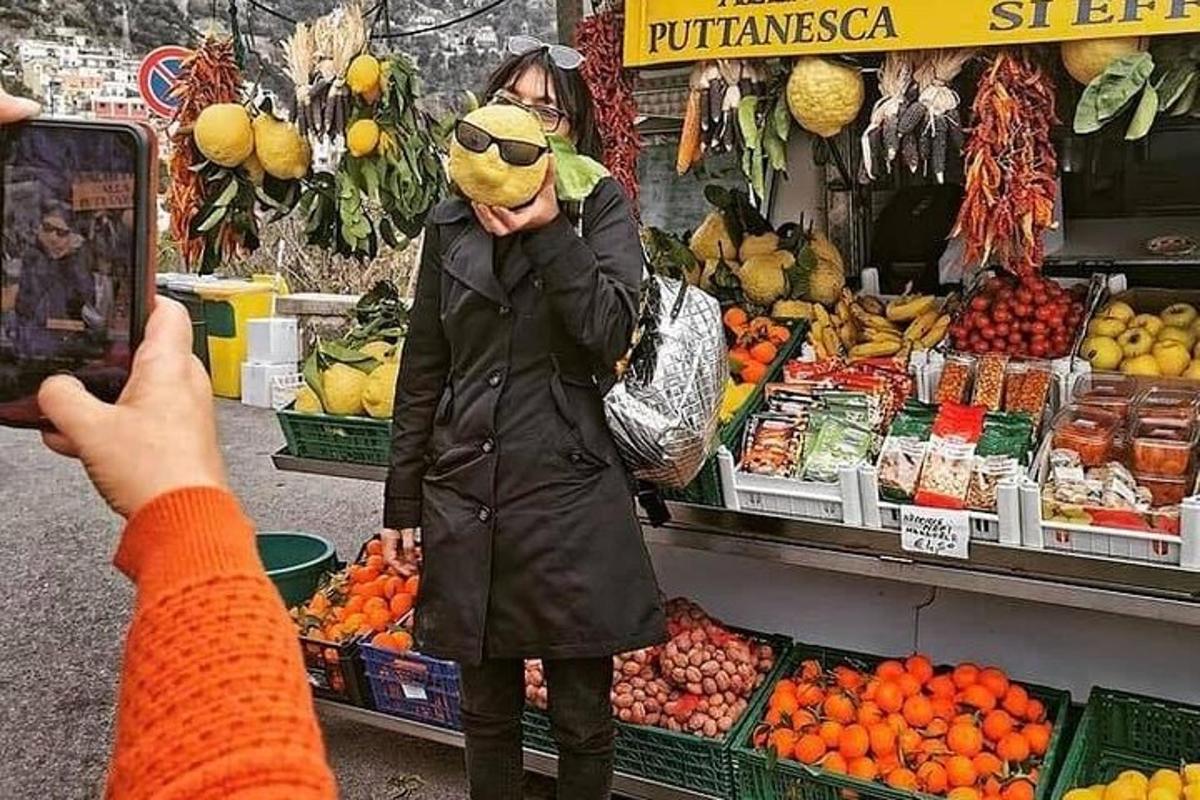 naine pildistab puuviljaletti