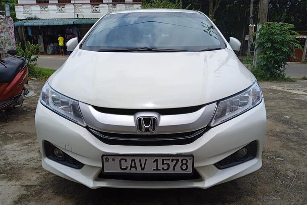bílé auto zaparkované na parkovišti