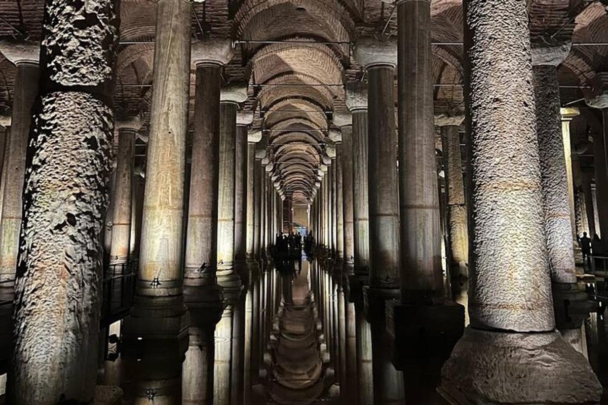 un corridoio di un edificio con colonne e soffitti