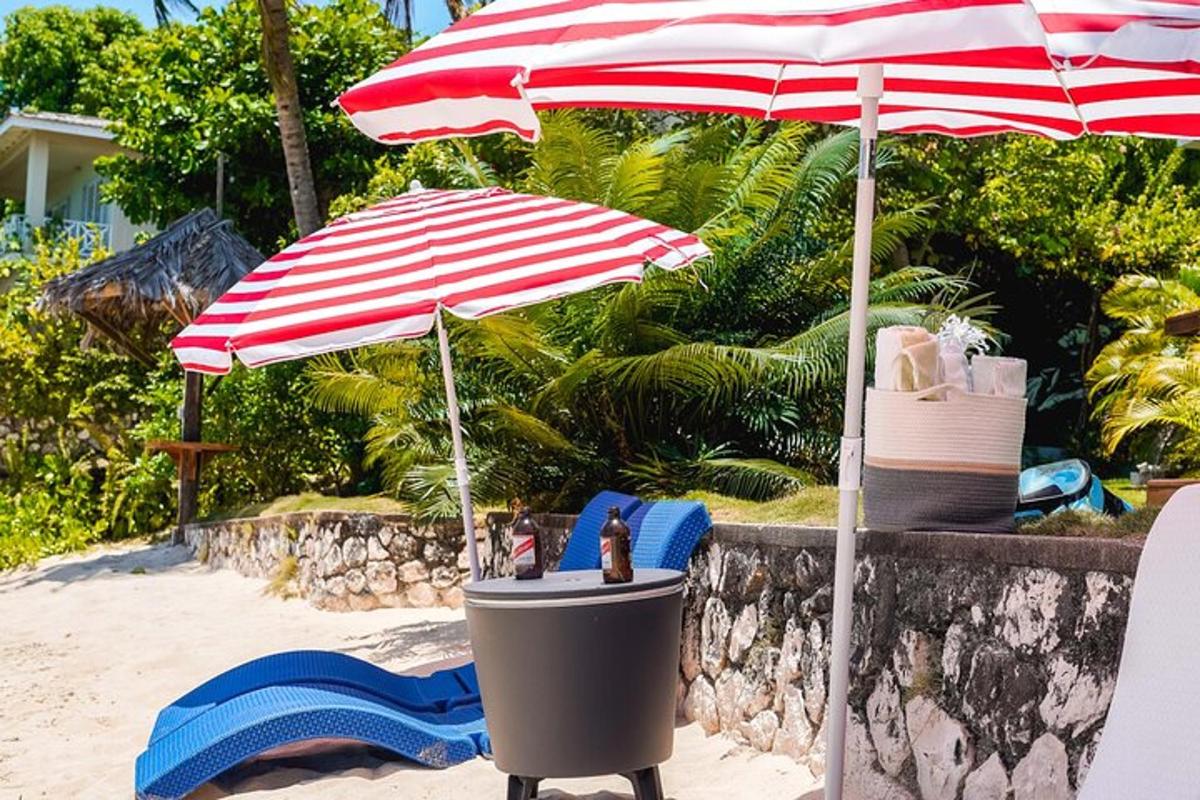 un ombrellone rosso e bianco e sedie sulla spiaggia