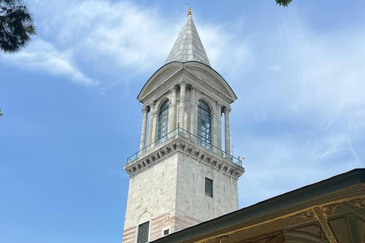 una torre dell'orologio in cima a un edificio