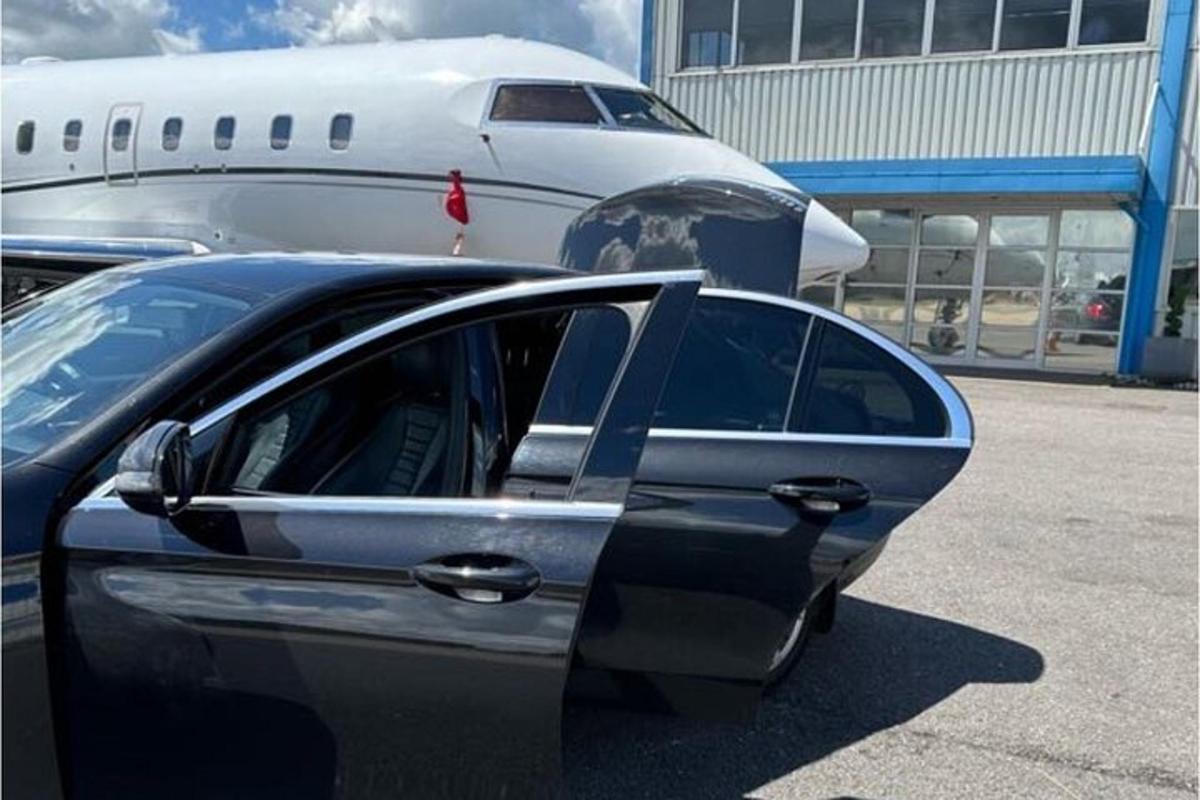 auto je zaparkované před letadlem
