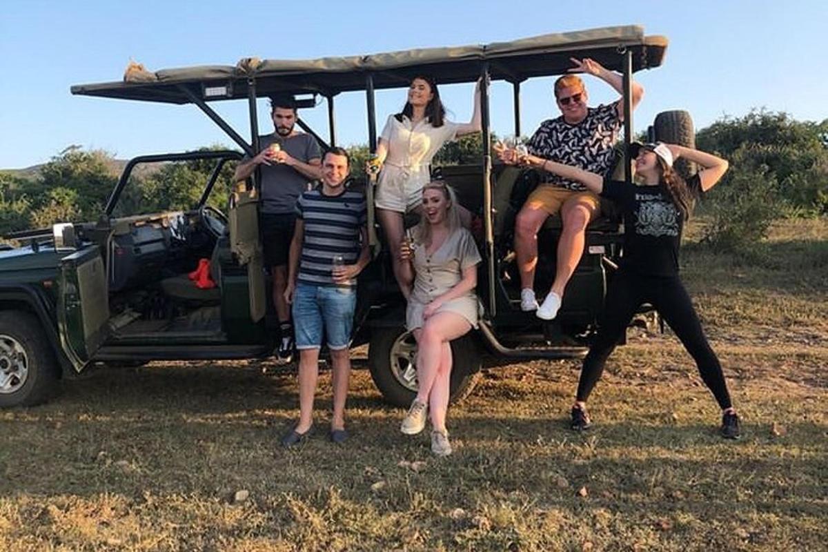 skupina lidí sedících na zadní straně vozidla