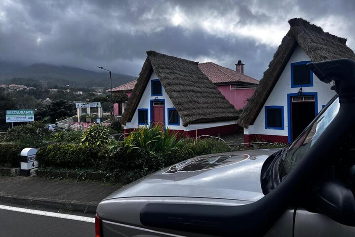 auto zaparkované před dvěma domy