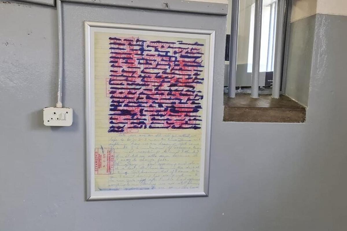 una foto incorniciata di un documento su un muro