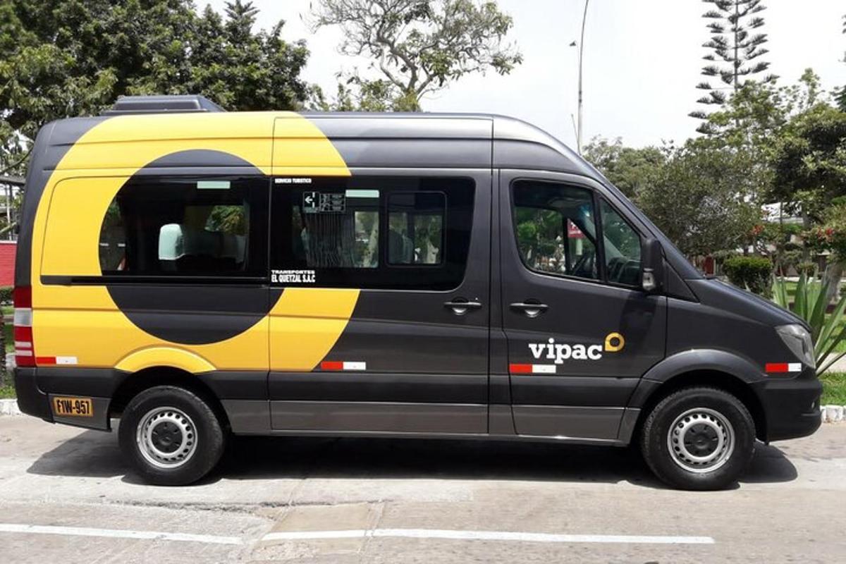 Ένα μαύρο και κίτρινο βαν παρκαρισμένο σε ένα πάρκινγκ