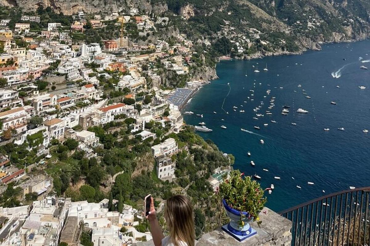 una donna che scatta una foto di una città con il suo cellulare
