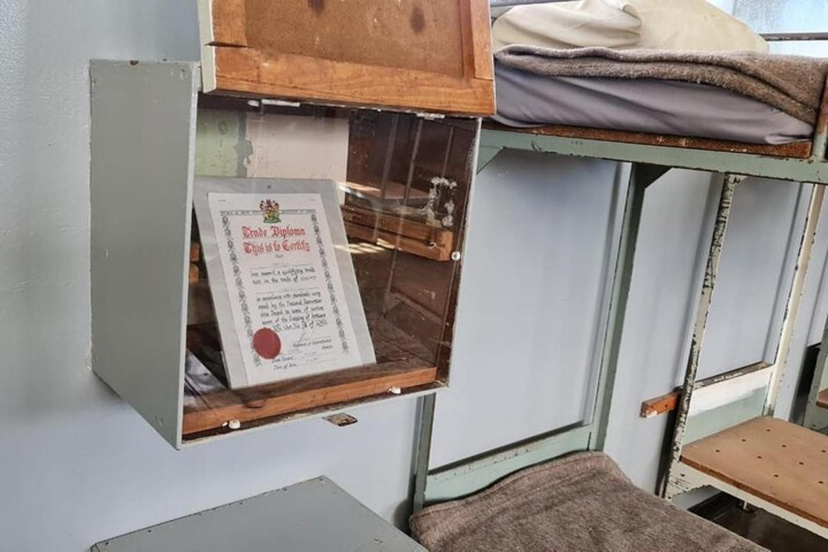 un grupo de literas en una habitación