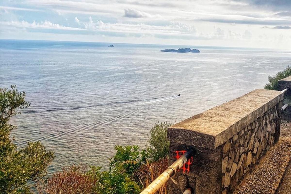una vista dell'oceano da un muro di pietra