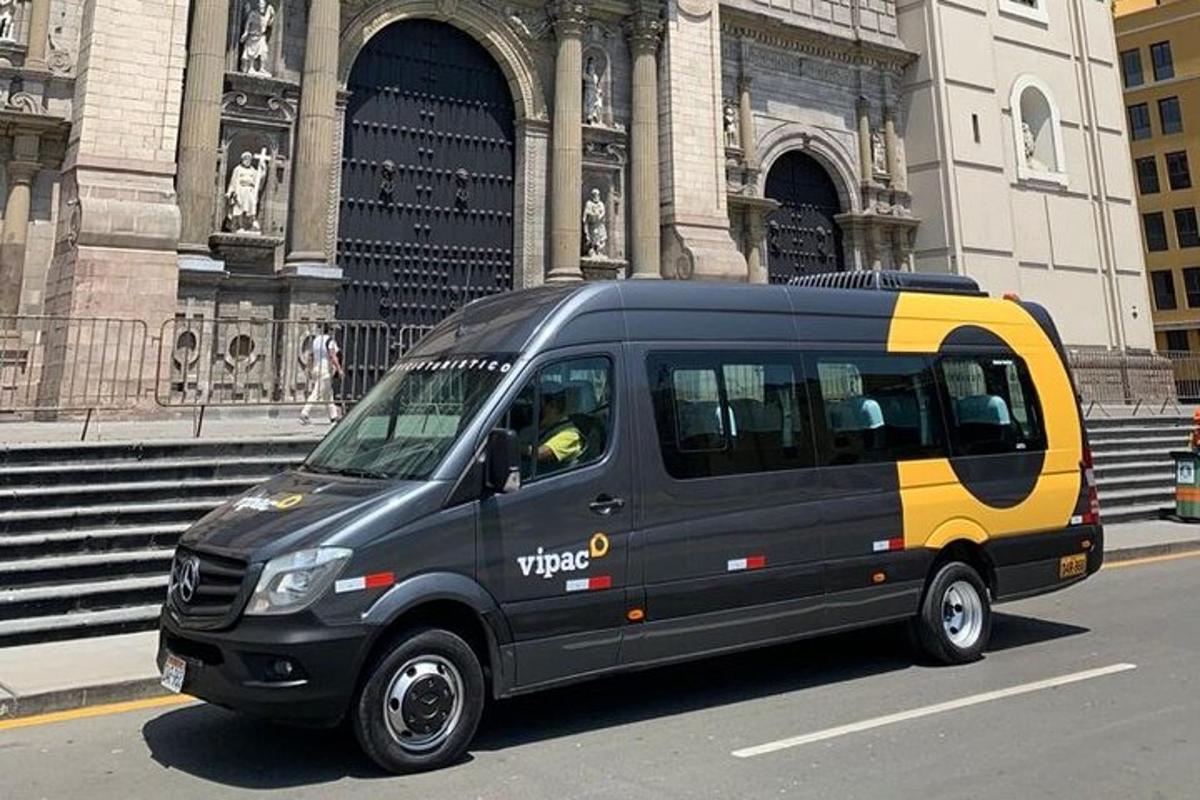 un furgone nero e giallo parcheggiato davanti a un edificio