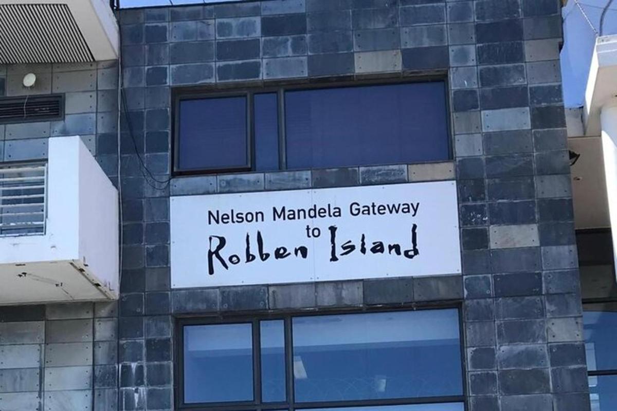 un cartello per il Nelson Mandela Gateway per Ribbon Island su un edificio