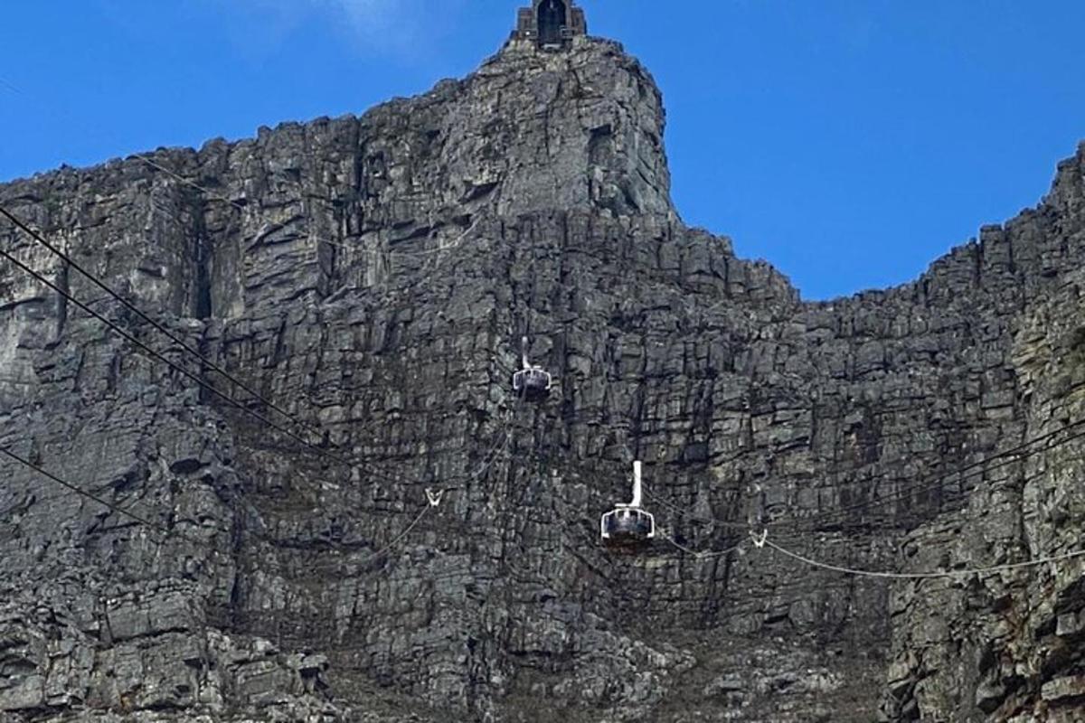skalnatá hora s vežou na vrchole