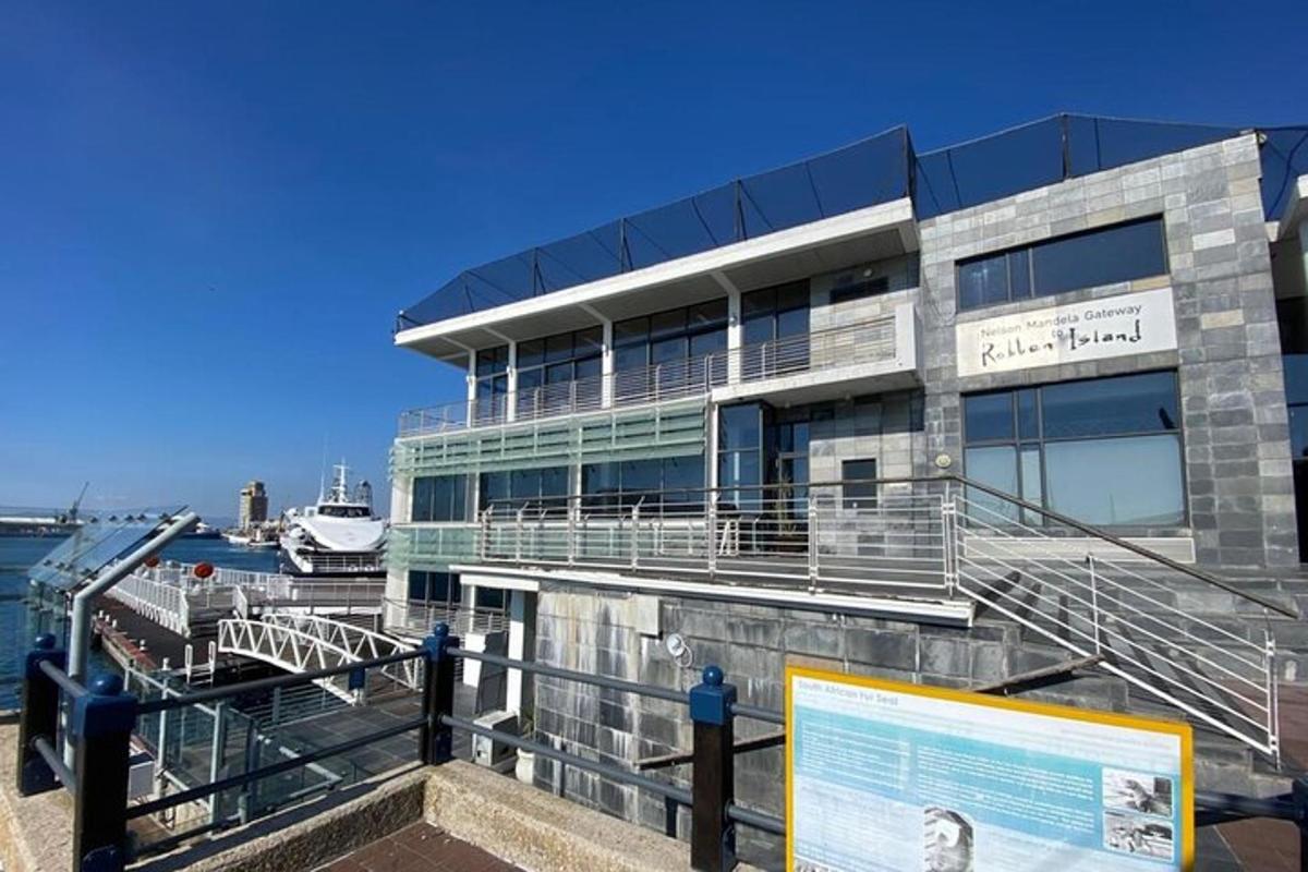 un grande edificio con una barca in acqua