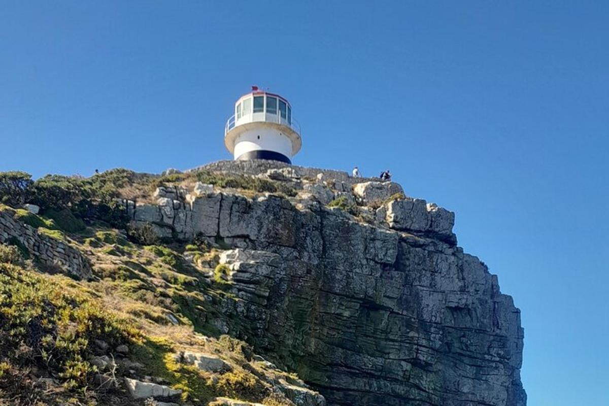 ein Leuchtturm auf einem Berggipfel