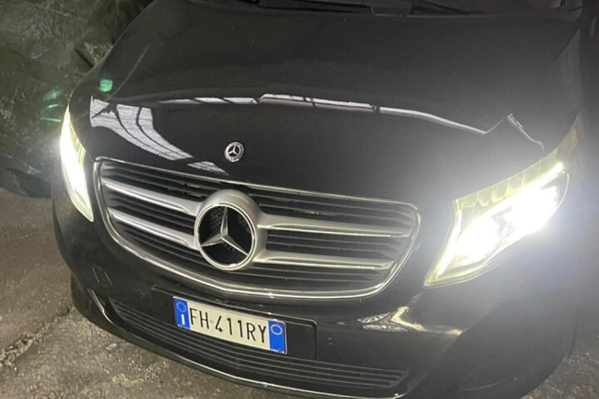 um carro preto está estacionado em um estacionamento