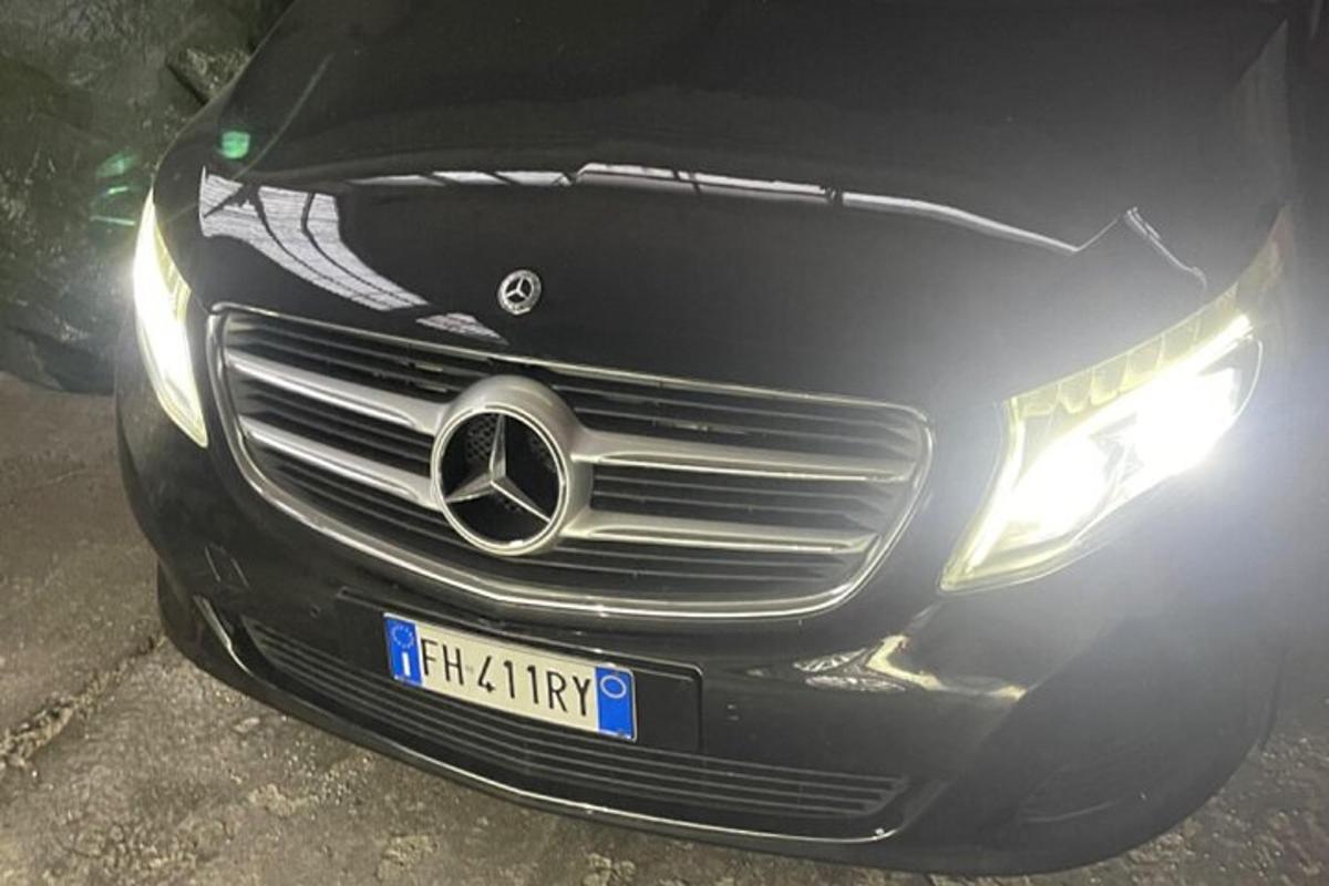 sebuah mobil hitam terparkir di jalan