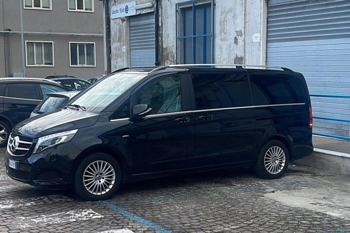 uma van preta estacionada em um estacionamento
