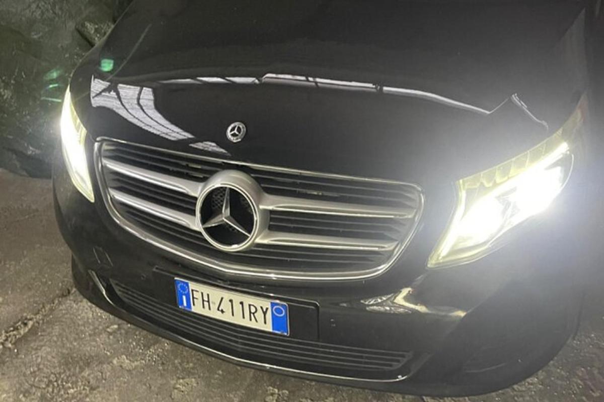 Na ulici stojí černé auto