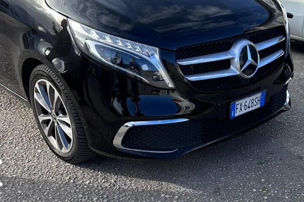 černé auto je zaparkované na parkovišti