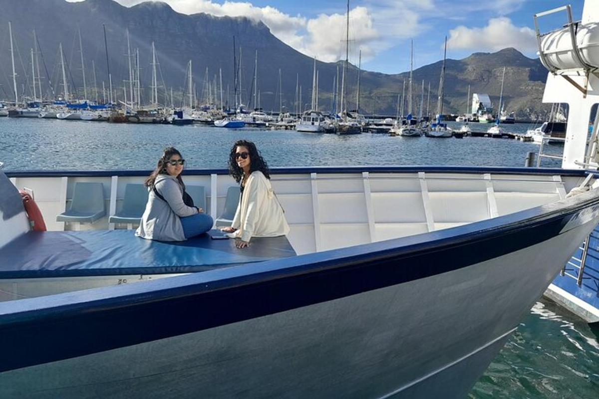 zwei Frauen sitzen auf einem Boot im Wasser