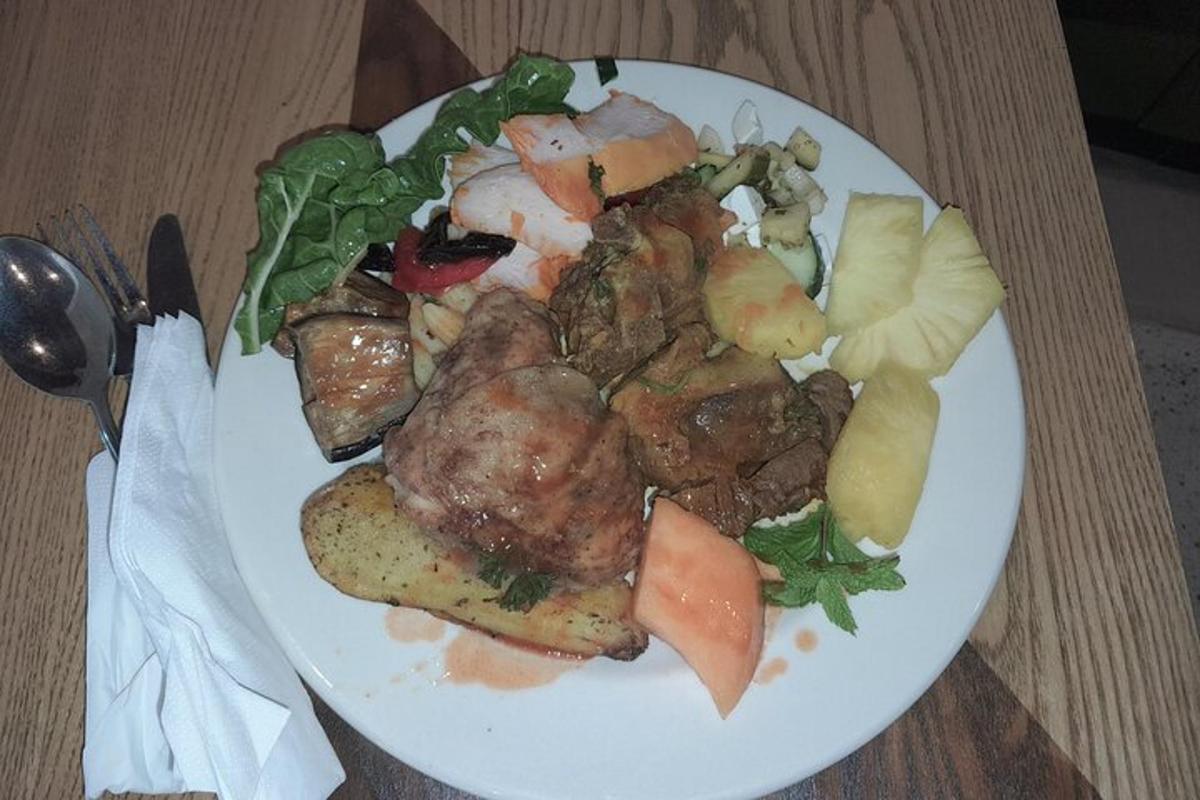 lautanen ruokaa, jossa on lihaa ja vihanneksia pöydällä