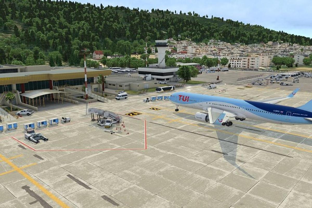 un avió aparcat en un aparcament al costat d'un edifici