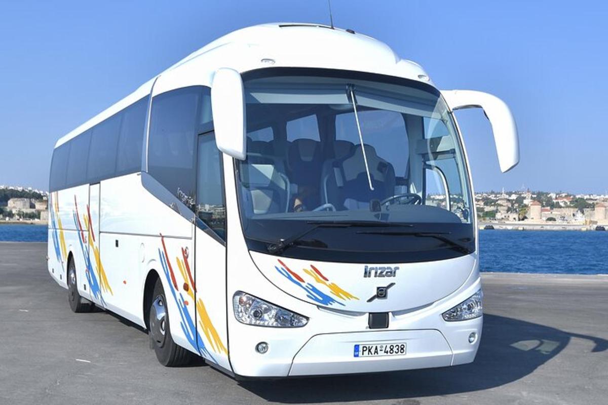 un autobús blanc aparcat vora l'aigua