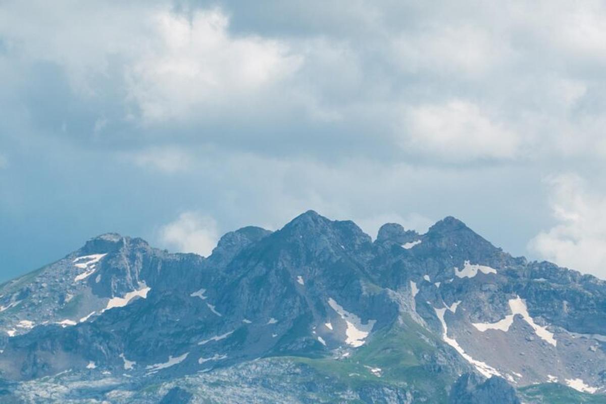 una vista di una montagna innevata