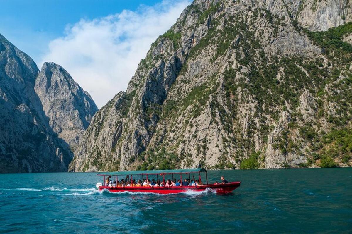 un gruppo di persone su una barca rossa in acqua