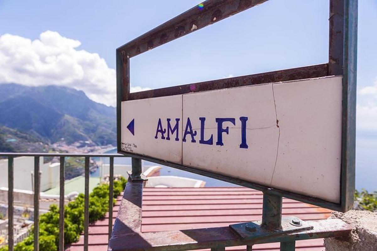 znak z napisom Amalfi na vrhu stavbe