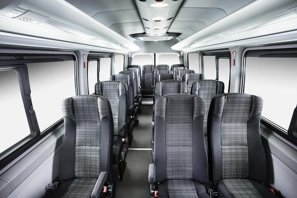 sebuah kereta api kosong dengan tempat duduk kosong di dalam bas