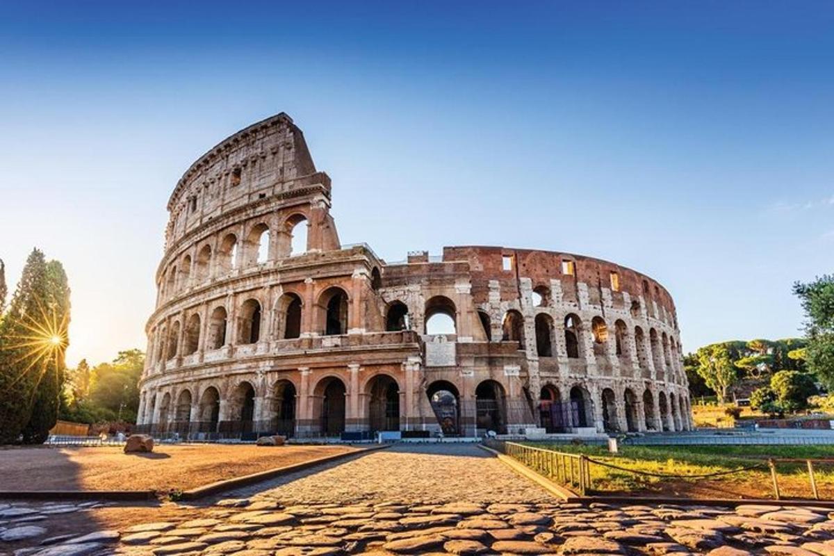 útsýni yfir Colosseum við sólsetur
