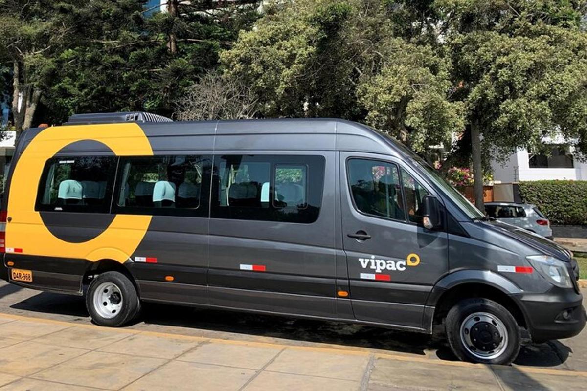 sebuah van kelabu dan kuning diletakkan di tempat letak kereta