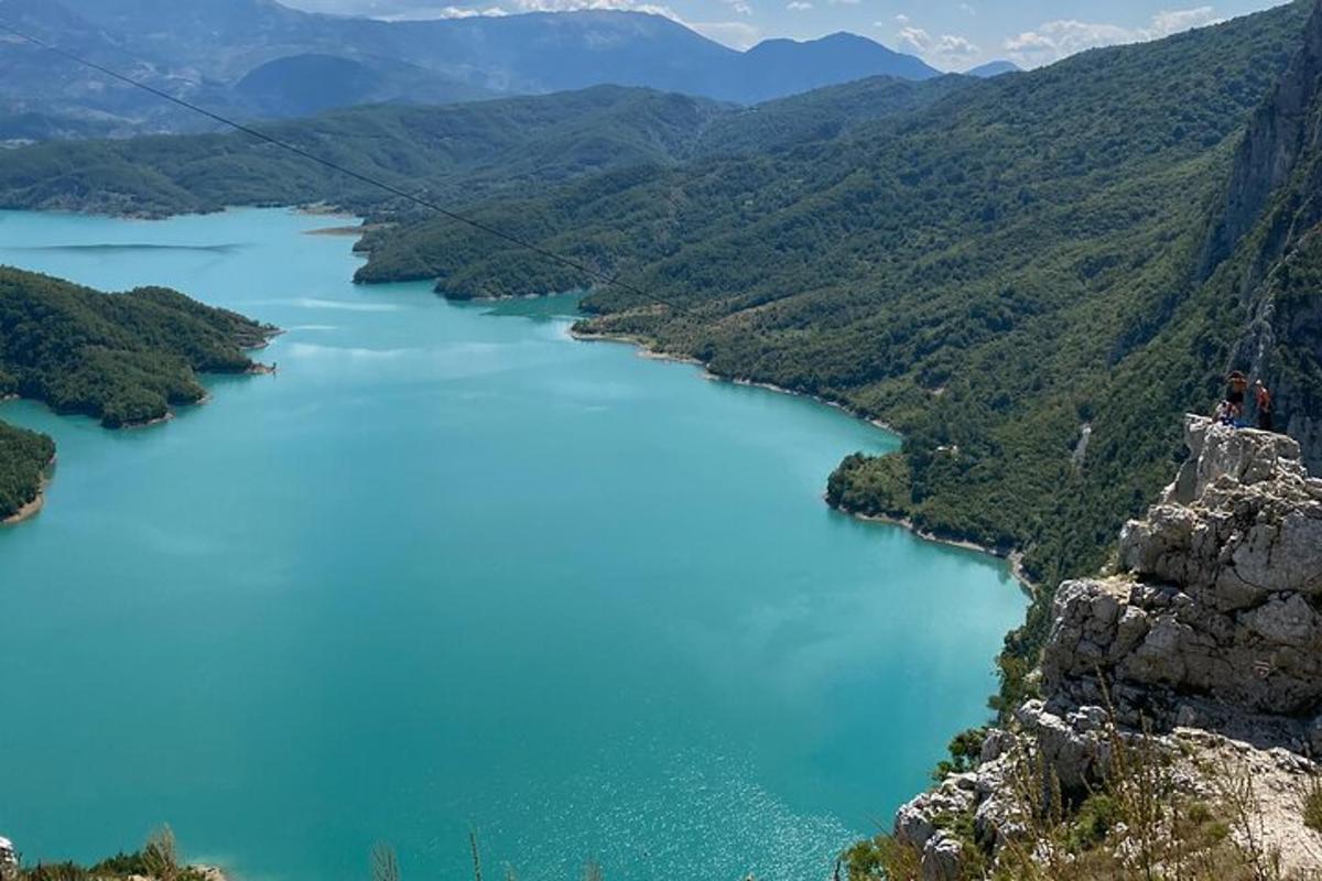 útsýni yfir vatn af fjalli
