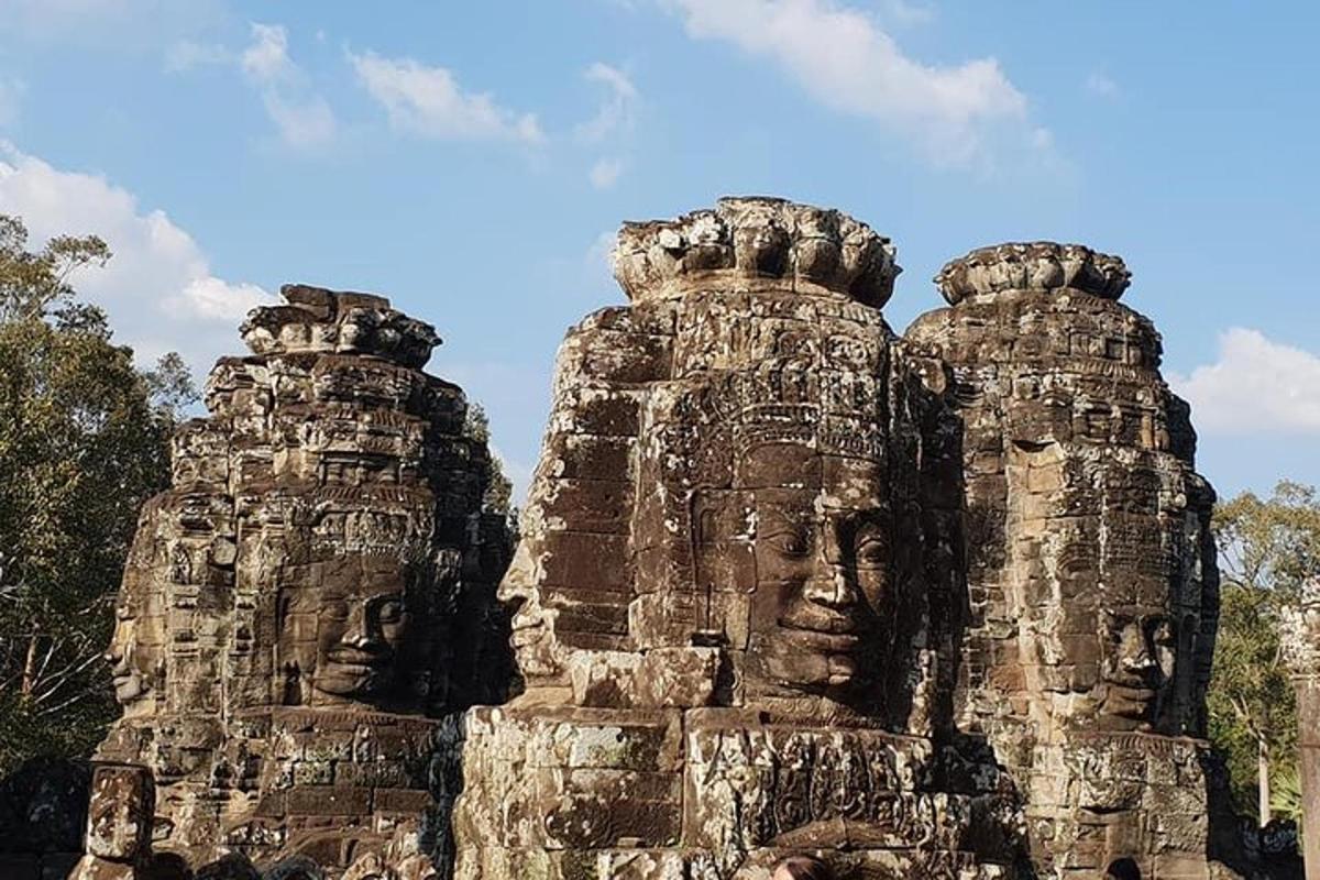 dos caras de piedra en el costado de un edificio