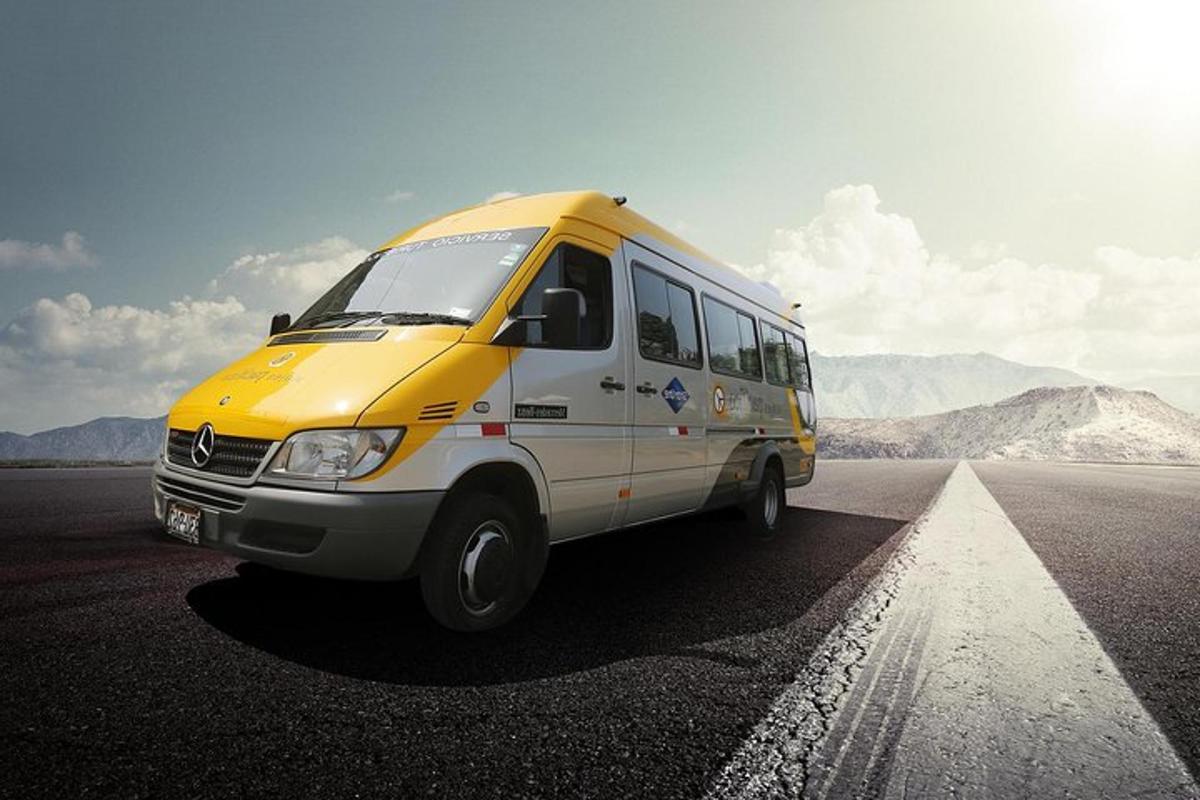 žlutý a bílý autobus jedoucí po silnici
