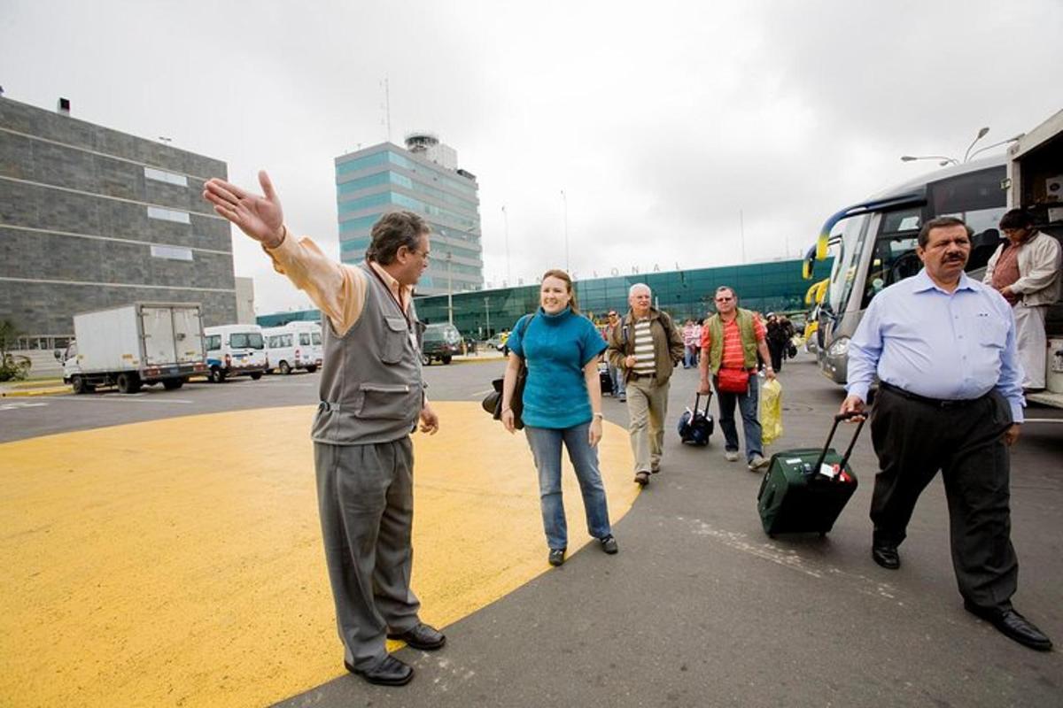 skupina lidí chodících kolem autobusu