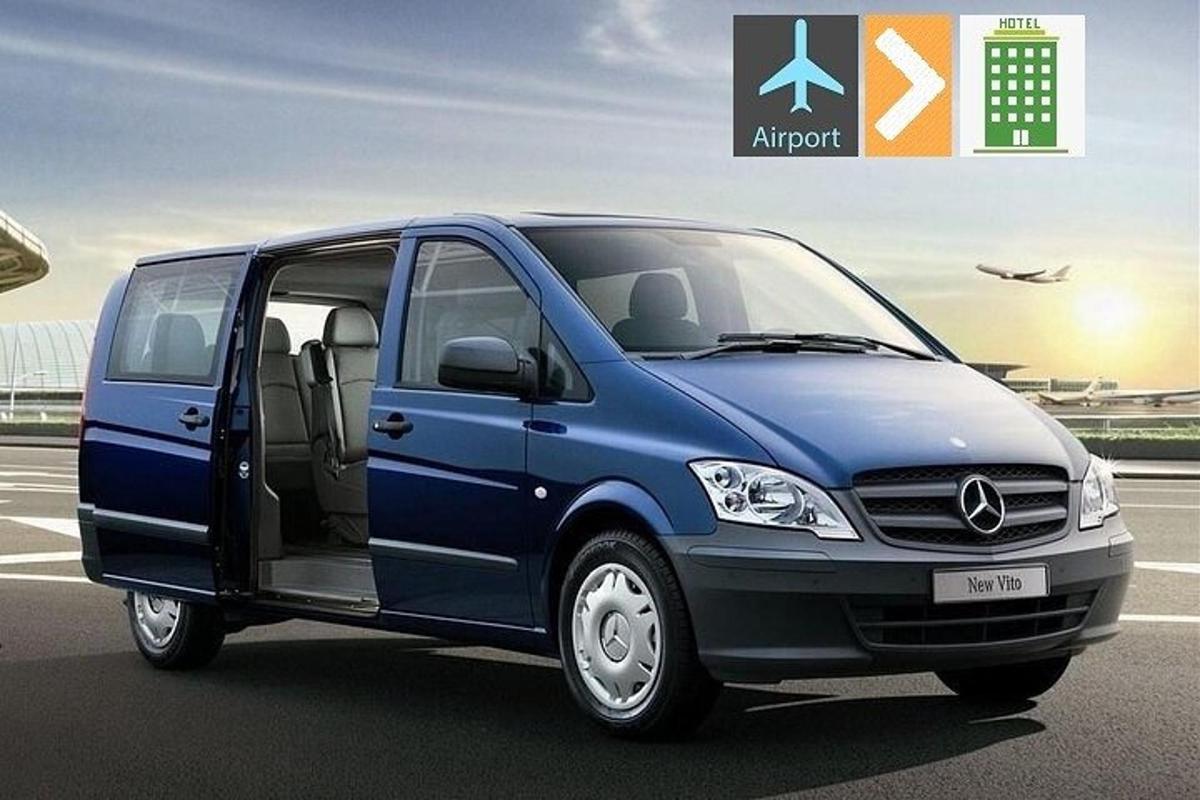 một chiếc xe tải màu xanh với cánh cửa mở trên đường