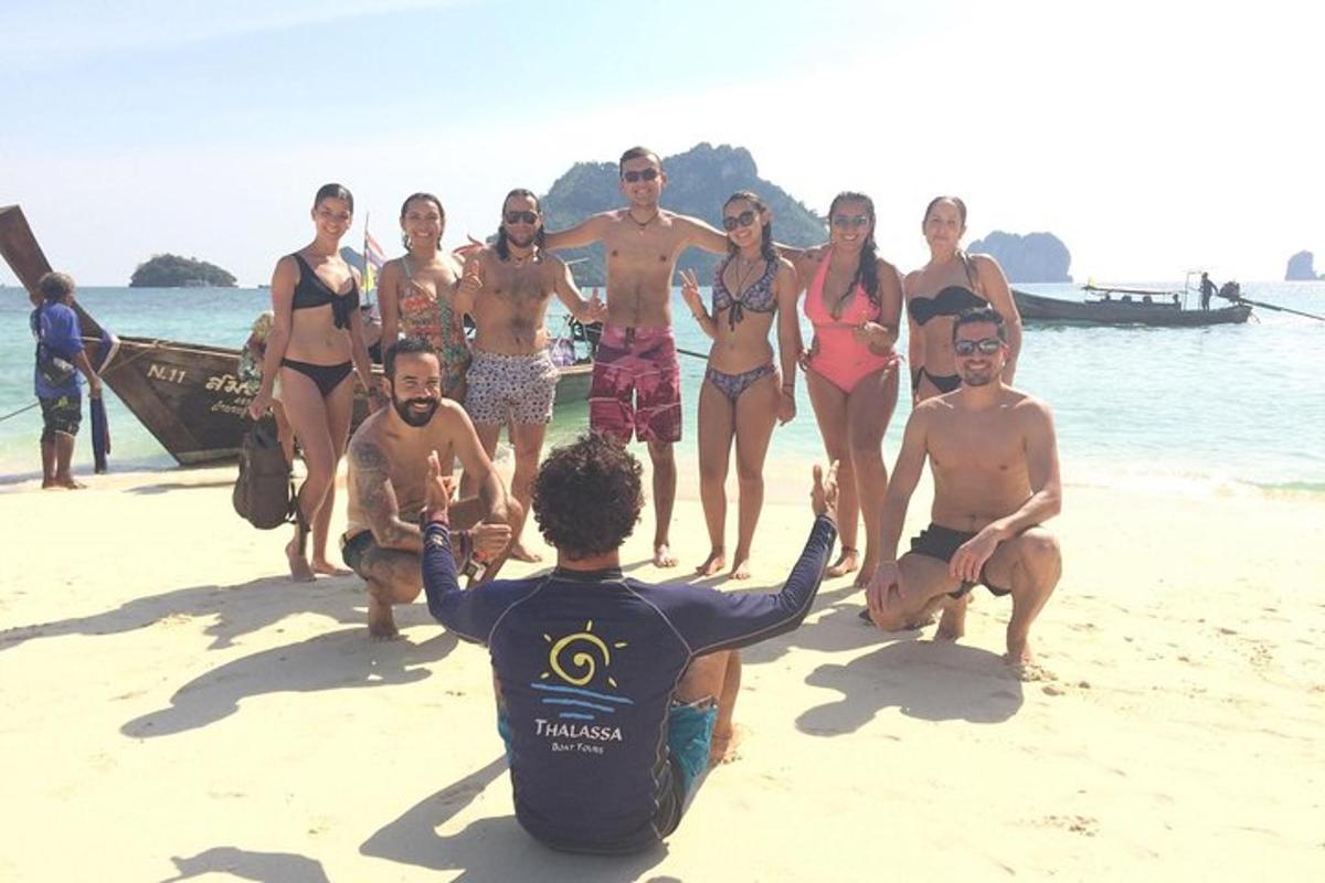sekumpulan orang bergambar di pantai