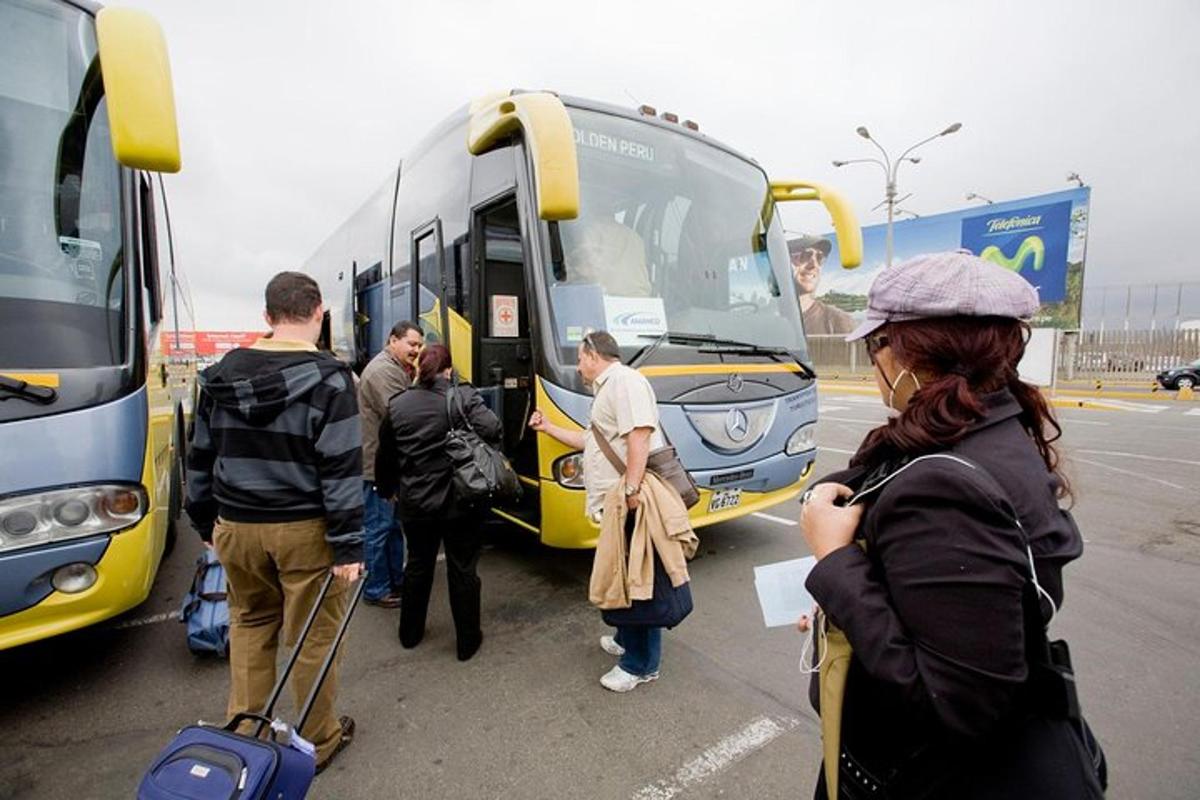 un gruppo di persone che salgono su un autobus