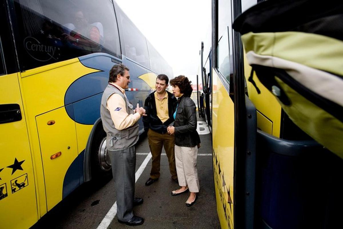 skupina tří lidí stojící vedle autobusu