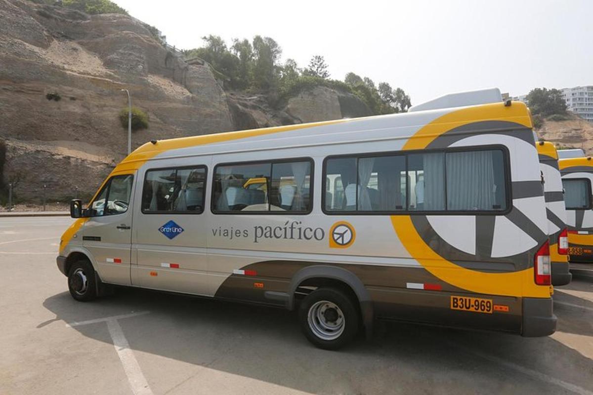 žlutý a bílý autobus zaparkovaný na parkovišti
