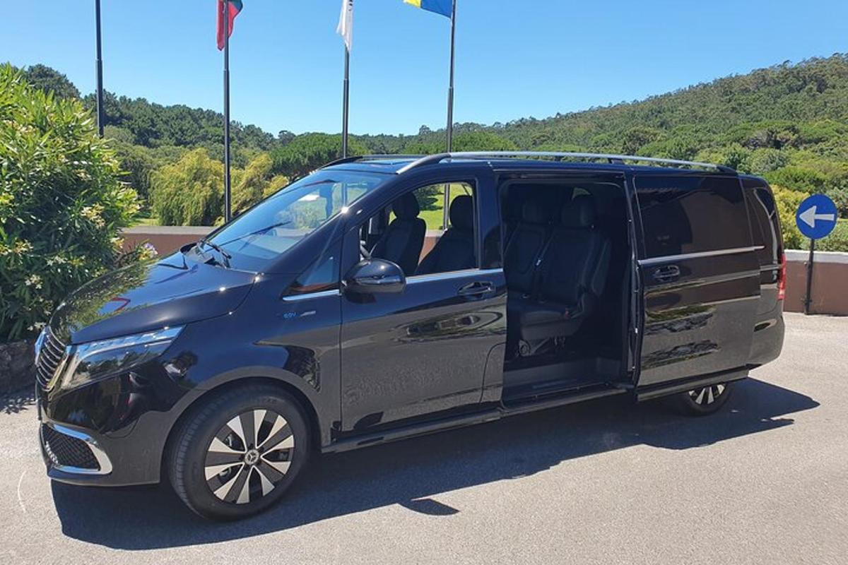 černo-stříbrná dodávka zaparkovaná na parkovišti