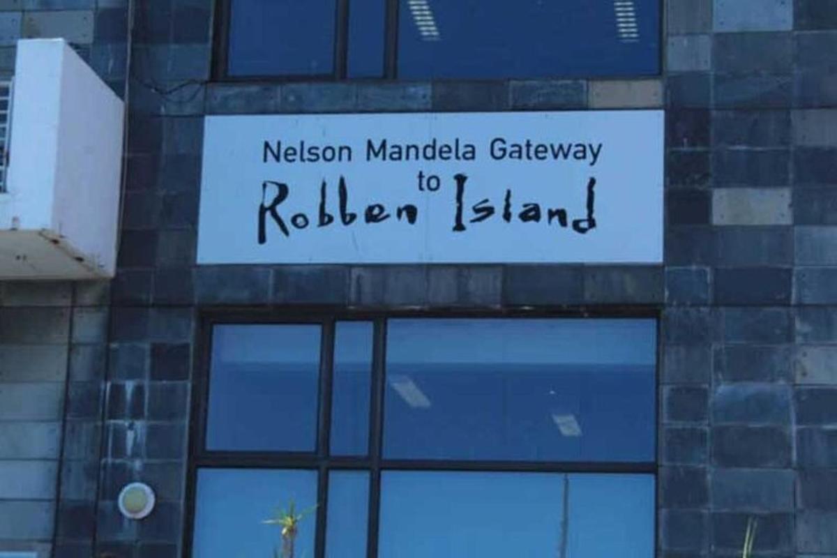 Skilti á byggingu sem segir Nelson Mandela hliðið að Ribbon Island